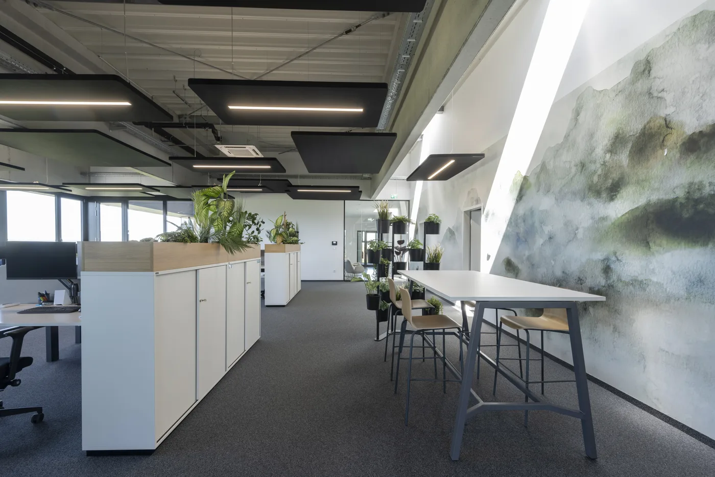 Moderne Arbeitsplätze mit viel Tageslicht